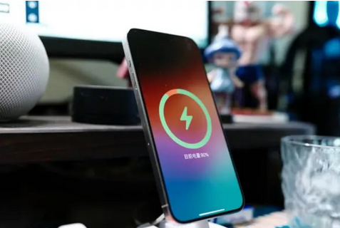 南丹苹果15换屏服务分享用什么充电器给iPhone15充电更好 